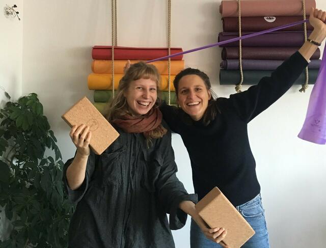 Lilli Schwarz (l.) und Verena Rottensteiner sind für das Projekt HerzBEWEGUNG des Vereins Footprint zuständig.  | Foto: Footprint