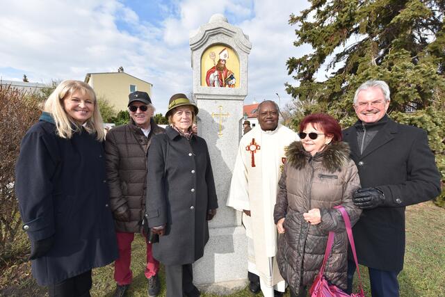 Im Bild Bürgermeisterin Helene Schwarz mit Landtagspräsident Karl Wilfing, den Vertretern aus dem Gemeinderat- und Gemeindevorstand, Prälat Msgr. Dr. Baudouin Biajila Muankembe und dem Künstlerehepaar Minarik.
