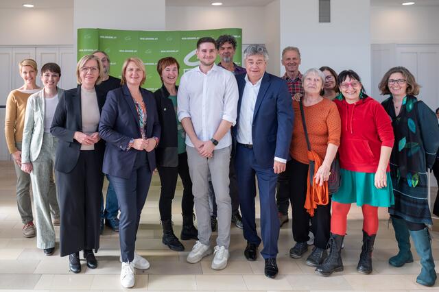 Spitzenkandidat im Bezirk Markus Schwarz mit der Delegation aus Krems sowie Spitzenkandidatin im Land Helga Krismer, Vizekanzler Werner Kogler, Bundesministerin Leonore Gewessler und Grüne Klubobfrau Sigi Maurer  | Foto: Die Grünen NÖ