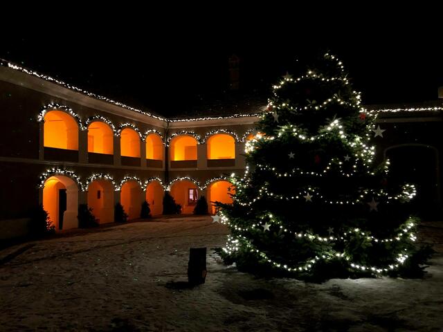 Im Ambiente des Hofes von Schloss Tabor ist der Advent besonders stimmungsvoll. Programm gibt es am 8., 9., 10., 11., 17. und 18. Dezember. | Foto: Katharina Hafner