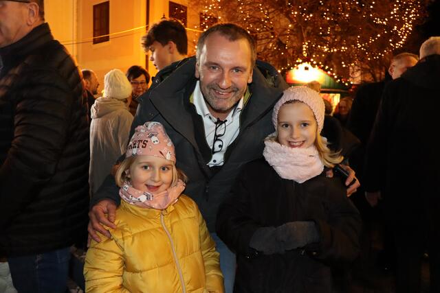 Der Christkindlmarkt wurde mit dem traditionellen Einschalten der Weihnachtsbeleuchtung in der Fußgängerzone heute feierlich eröffnet.