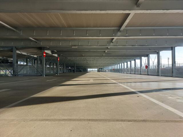 So ein leeres Parkhaus gibt es nicht einmal an den Wochenenden | Foto: Christian Nowotny