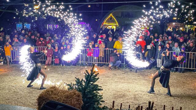Hier findet ihr alle Bilder von der Eröffnung des Christbaumdorfes in Bad Sauerbrunn 2022. | Foto: Alejandra Ortiz