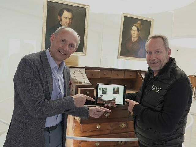 Leo Bauernberger (Geschäftsführer SalzburgerLand Tourismus GmbH) und Andreas Breitschädel (CEO GPIXS) im Stille Nacht Museum Hallein. | Foto: SalzburgerLand Tourismus