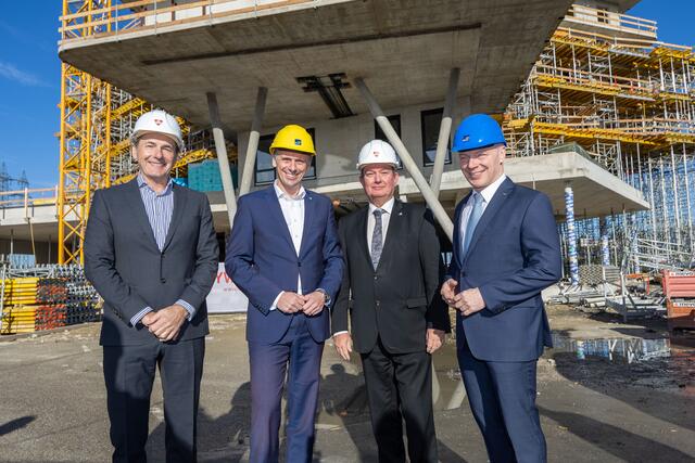 Herbert Pinzolits, Geschäftsführer der IZ Landmark Wiener Neudorf GmbH, Wirtschafts- und Tourismuslandesrat Jochen Danninger, Bürgermeister Herbert Janschka und ecoplus Geschäftsführer Helmut Miernicki. | Foto: Daniel Hinterramskogler