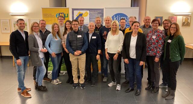 Bgm. Rene Klimes (Blumau-Neurißhof), Bgm. Natascha Matousek (Oberwaltersdorf), Bgm. Ing. Thomas Sabbata-Valteiner (Pottendorf), GR Tanja Hametner (Blumau-Neurißhof), UGR Bernhard Pranz (Teesdorf), GGR Mag. Kerstin Bieringer (Trumau), KEM-KLAR!-Manager UGR Christian Mesterhazi (Tattendorf), Bgm. u. Abg. z. NR Andreas Kollross (Trumau), UGR Josef Nitzky (Seibersdorf), Bgm. Alfred Reinisch (Tattendorf),  Kleinregion-Obmann GR Otto Strauss (Ebreichsdorf), GGR Sabine Sturm Karmazin (Tattendorf), Florian Kolbe (NÖ Regional), GR Johann Züger (Seibersdorf), Vbgm. Margot Richter (Reisenberg), Vbgm. Franz Püreschitz (Seibersdorf), Bgm. Christine Sollinger (Seibersdorf), Rainer Leitner (KEM-KLAR!-Manager Bucklige Welt-Wechselland) und Dagmar Schober (NÖ Regional)  | Foto: © Kleinregion Ebreichsdorf 
