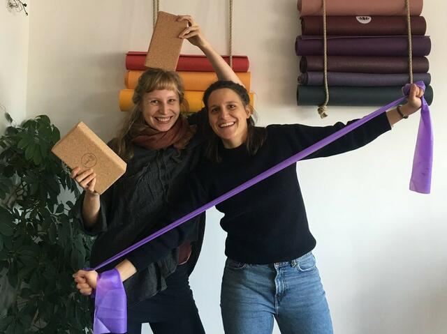 Lilli Schwarz (l.) und Verena Rottensteiner sind für das Projekt HerzBEWEGUNG des Vereins Footprint zuständig.  | Foto: Footprint