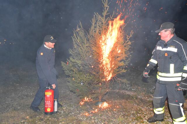 Präventionstipps gegen Brände im Advent: Nicht die Bäume und die Kränze sollen brennen, sondern bloß die Kerzen | Foto: Wolfgang Zarl