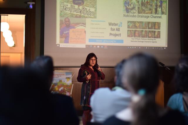 Obfrau Stella berichtet über Sadrach Nirere aus Uganda und seinem Traum sauberes Trinkwasser für alle zu haben #Endplasticpollution wäre mit Trinkwasserbrunnen einfach zu regeln. Die Textilindustrie verschmutzt in Afrika auch das Grundwasser. https://www.gofundme.com/f/water-for-all-and-endplasticpollution | Foto:  © Christian Kantner 