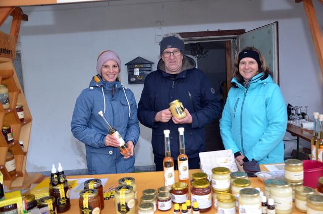 Tanja Leirich, Erich Humer und Anita Gfellnervom Bienenzuchtverein Waizenkirchen-Heiligenberg präsentierten eine Vielzahl selbst erzeugter Honigprodukte.

  | Foto: Josef Pointinger