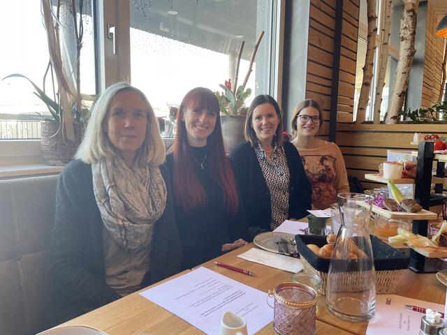 Petra Lantos (3. v. l.) erhielt an diesem Vormittag unverhofft 300 Euro für ihr Eltern-Kind-Zentrum. | Foto: Schrapf