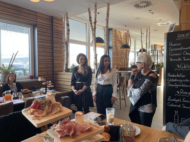 Ulli Zebinger-Glettler mit den Vertreterinnen von Figurestyler aus Voitsberg | Foto: Schrapf