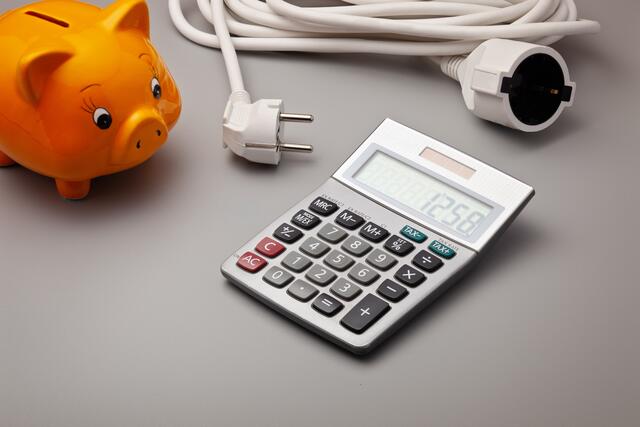 Den Gemeinden droht eine hohe Stromrechnung, nun werden die "Stromfresser" gesucht. | Foto: Superingo - stock.adobe.com