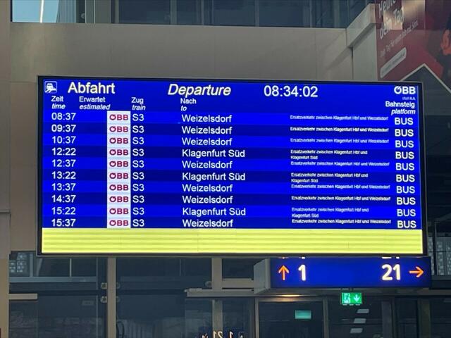 Anzeigetafel am Hauptbahnhof Klagenfurt. Wo normal die Abfahrtszeiten der Züge angegeben sind, fand man heute nur die der Busse vor. | Foto: Lukas Moser