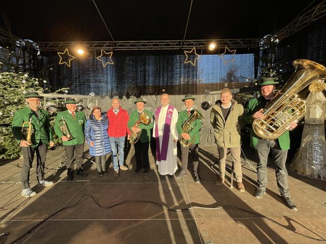 Eine Bläsergruppe der Musikkapelle Kaindorf an der Sulm umrahmte die Adventkranzsegnung beim Winterzauber musikalisch.
