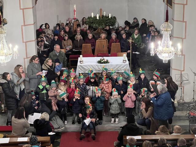 Der Adventbeginn wurde in der Marktgemeinde Neudau traditionell in der Pfarrkirche und am Hauptplatz gefeiert.  | Foto: privat