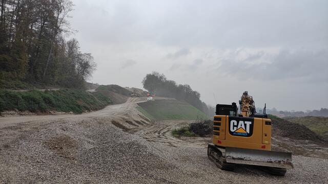 Um diese Auffahrt zur B1 zu bauen, sei laut Bürgerinitiative Wald gerodet worden – illegal. Deshalb sei nun Anzeige erstattet worden.  | Foto: Huss