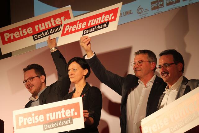 SP-Bezirkschef Erich Wahl (re.) mit Stellvertretern Walter Hofstätter und Sabine Schatz sowie Daniel Weilguny (Junge Generation).