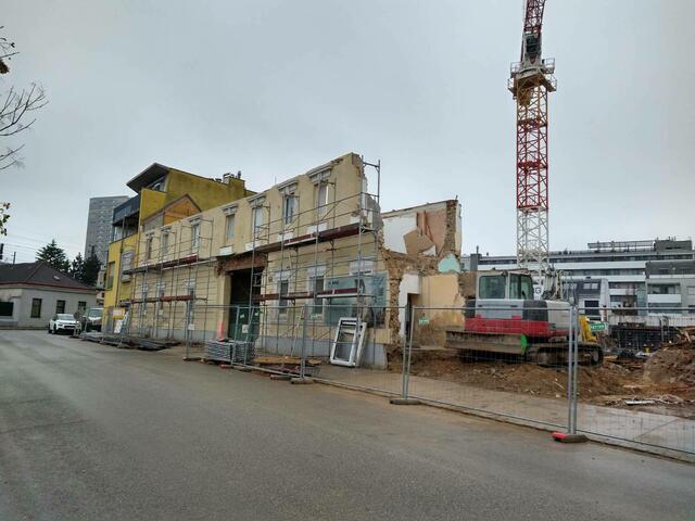 Zehn Meter zu viel wurden laut Baupolizei von der Fassade abgetragen. Wie es nun weitergeht, bleibt abzuwarten.  | Foto: Andreas Fritsch