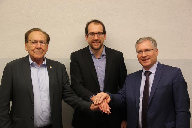 Verein Verkehrsmuseum St. Veit: Der scheidende Obmann Josef Kejzar, sein Nachfolger Georg Pfennich und Bürgermeister Martin Kulmer  | Foto: Peter Pugganig