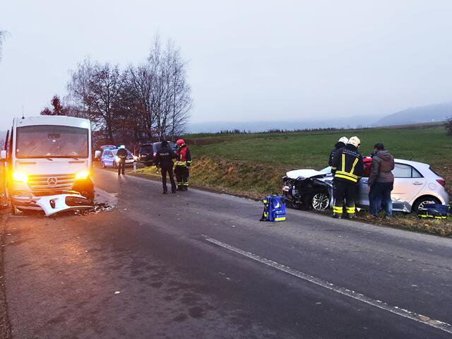 Aus ungeklärter Ursache kam es Montagfrüh zu einem Zusammenstoßen zwischen einem Pkw und einem Schulbus. Zum Glück waren zum Zeitpunkt des Unfalls keine Kinder im Bus.  | Foto: Stadtfeuerwehr Pinkafeld