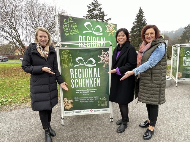 Auf die laufende Plakataktion machen u.a. LAbg. Julia Majcan, NAbg. Agnes Totter und Frauenbewegung-Bezirksleiterin Petra Rauch aufmerksam (v.l.). | Foto: RegionalMedien