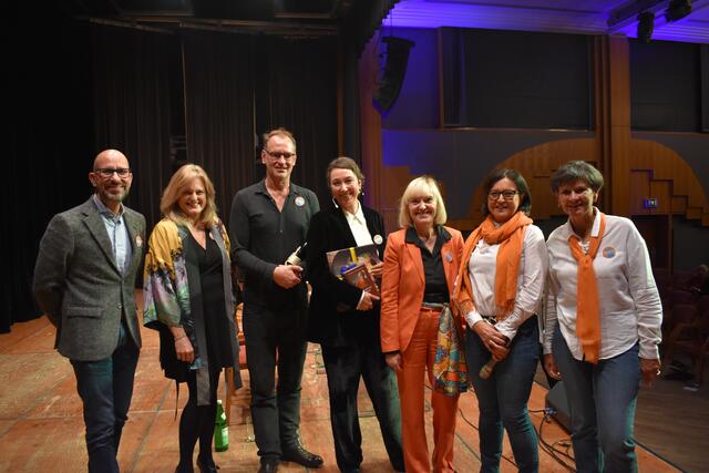 Große Freude seitens der Veranstalter und Künstler über den gelungenen Abend im Kulturzentrum. | Foto: Michael Hahn