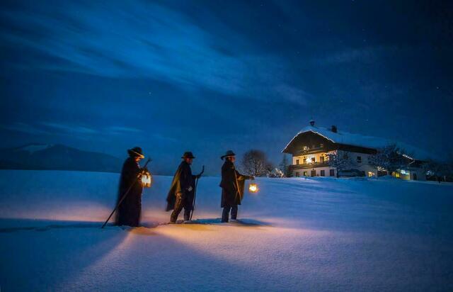 Frühmorgens machen sich die Gläubigen zur Rorate auf. | Foto: Salzburger Land Tourismus