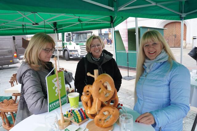 Man nutzte die Gelegenheit, um am „Mobilen Stammtisch“ miteinander zu reden. | Foto: Steirische Volkspartei