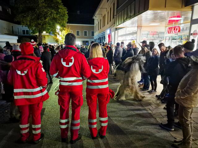 Die Rot-Kreuz-Sanitäterinnen und Sanitäter sorgten mit für einen reibungslosen Ablauf beim Krampuslauf in Köflach. | Foto: Rotes Kreuz/Luttenberger