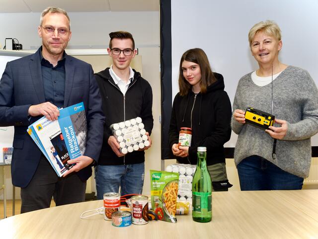 Ewald Grof, Nils (19) und Sophie (13) Grof präsentieren mit Bürgermeisterin Marion Wedl einen Teil der Basis-Ausstattung für einen Blackout. | Foto: Santrucek