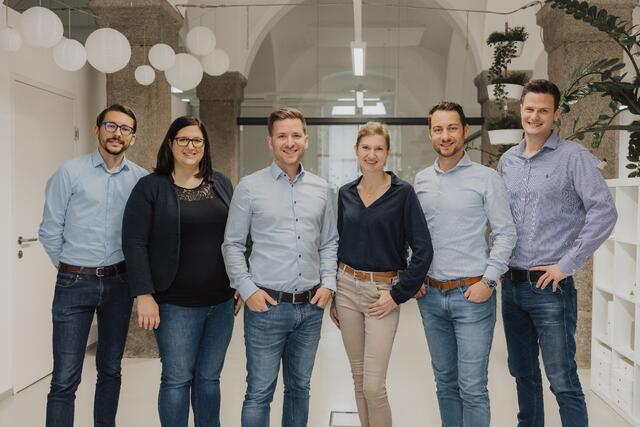 Lukas Auer (Leitung Entwicklung), Anna Völkl (Leitung Entwicklung), Mario Lengauer, Melanie Prange, Michael Raberger und Bernhard Aichinger (v. l.). | Foto: pixelstube.at