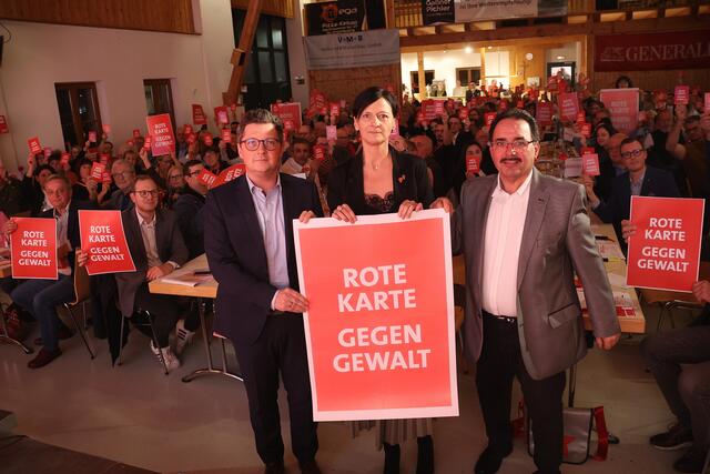 Landesrat Michael Lindner, Nationalrats-Abgeordnete Sabine Schatz und Landtagsabgeordneter Erich Wahl sowie die Teilnehmerinnen und Teilnehmer der SPÖ-Bezirkskonferenz. | Foto: Eventfoto/Maringer