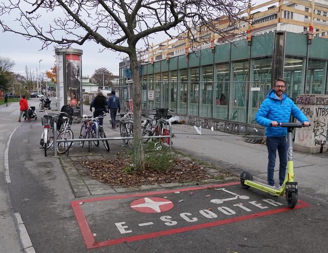 Markus Österreicher (Neos) hat den Parkplatz schon ausprobiert.
 | Foto: Neos Wien