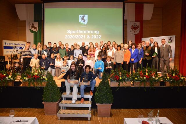 Über 50 SportlerInnen wurden bei der Ehrung von der Stadtgemeinde vor den Vorhang geholt. | Foto: Obermoser