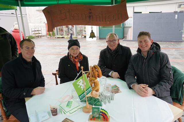 Reinhard Lerchbammer, Renate Gesselbauer, Detlev Eisel-Eiselsberg und Andreas Kühberger (v.l.) tauschten sich am „Mobilen Stammtisch“ mit Bürgerinnen und Bürgern aus. | Foto: Steirische Volkspartei