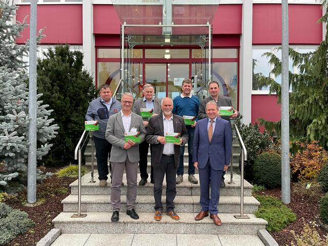 Übergabe der Klima-Fit Pakete durch Dr. Hummer – Constantia Teich
v.l.n.r.: Bgm. Arthur Rasch, Bgm. Peter Kalteis, Bgm. Anton Grubner, Obmann 
Bgm. Ing. Kurt Wittmann, Bgm. Herbert Winter, Dr. Gerald Hummer – Constantia 
Teich, Bgm. Andreas Ganaus | Foto: Foto: Regionalbüro Pielachtal/N. Macheleidt-Pfeifer