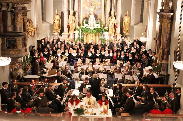 Außergewöhnliches Klangerlebnis mit mehr als 120 Mitwirkenden der vereinigten Chöre und der Musikkapelle Assling. | Foto: MK Assling