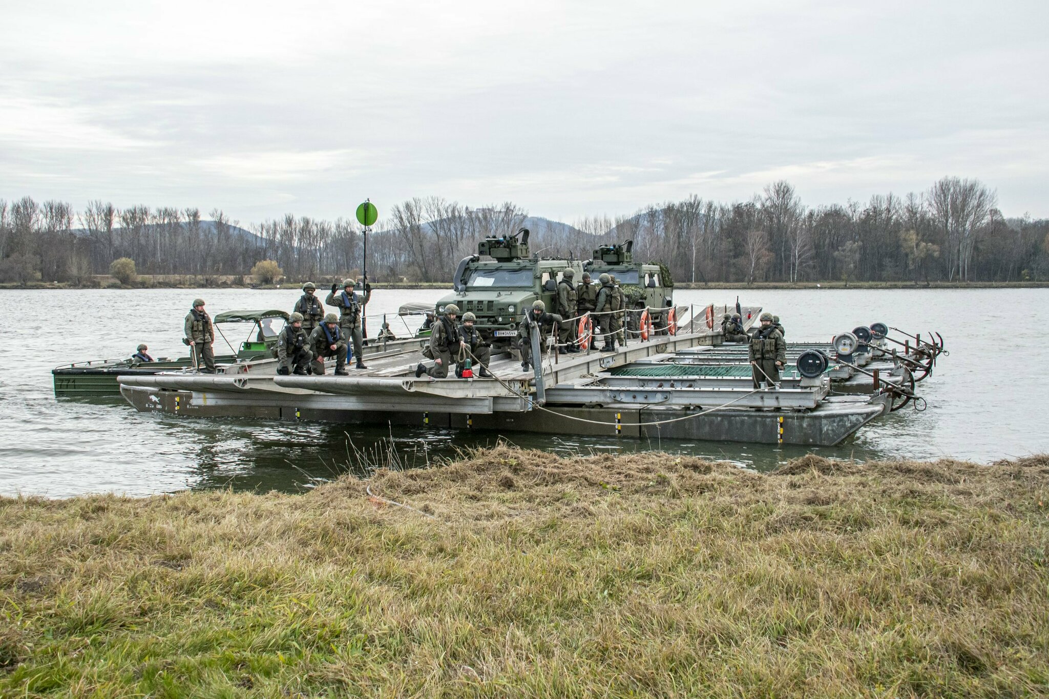 Bundesheer 3. Jägerbrigade übersetzt Donau mit bataillonsstarken