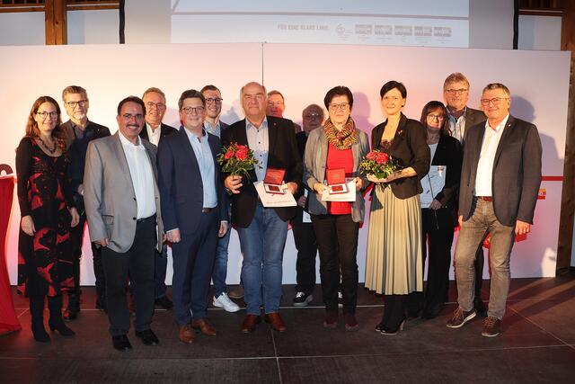 Die ehemalige Vizebürgermeisterin Herta Hiesböck aus Ried/Riedmark und Alt-Bgm. Anton Aichinger aus Mitterkirchen mit den Bürgermeistern aus dem Bezirk, sowie Sylvia Breselmayr, Michael Lindner, Sabine Schatz, GVV Landesgeschäftsführer Lukas Russ, Erich Wahl und Walter Hofstätter bei der Verleihung der Victor-Adler-Plakette | Foto: Eventfoto/Maringer