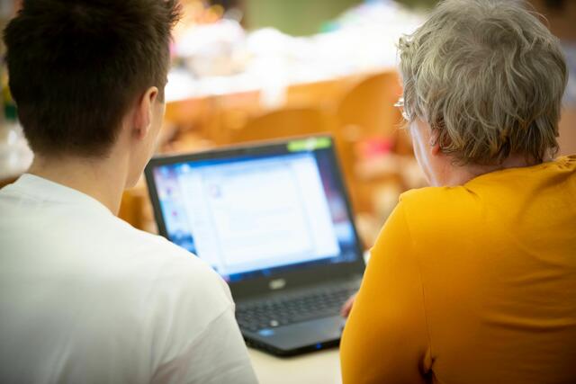 Menschen, die über keine technischen Mittel verfügen beziehungsweise nicht computeraffin sind, können sich Hilfe bei 21 Pensionistenklubs suchen.  | Foto: Sarah Bruckner/ KWP