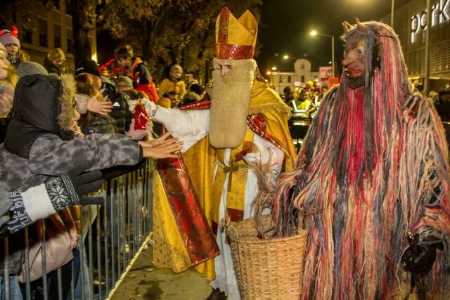 Der Nikolaus hatte für jedes Kind was dabei. | Foto: Stadtfeuerwehr Weiz