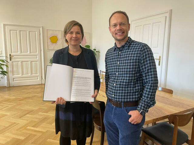 Insgesamt 4.071 Grazerinnen und Grazer erheben mit ihrer Unterstützung der Petition "Grüne Lunge von Graz vor Zerstörung?!" Forderungen gegenüber dem Gemeinderat. Die Petition wurde von Initiator Thomas Ott an Vizebürgermeisterin Judith Schwentner übergeben. | Foto: Eichberger