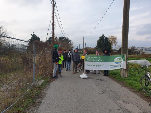 Die Mitglieder der Bürgerinitiative versperrten die Durchfahrt. | Foto: Freies Donaufeld