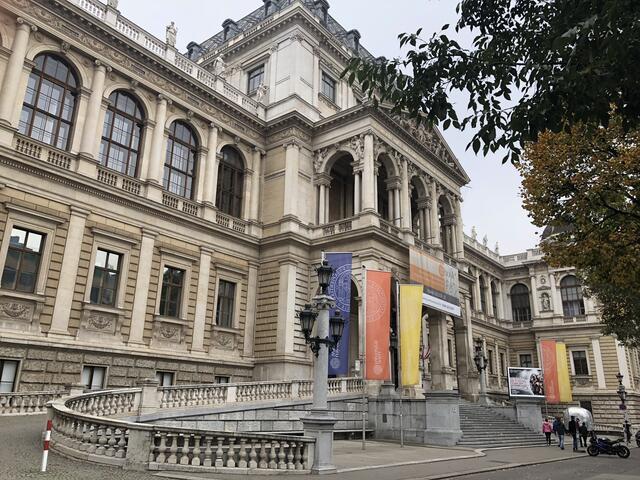 Die Demonstration startet um 17 Uhr im Resselpark und endet beim Hauptgebäude der Uni Wien.  | Foto: Sophie Brandl