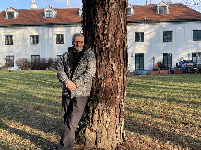 Der Hetzendorfer Autor Ernst Kaufmann im Schlosspark. | Foto: Karl Pufler