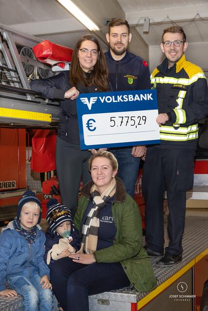 Lena Sattmann, Benjamin Hymer, Feuerwehrkommandant Claus Neubauer und Sabine Buryan mit dem Autohausnachwuchs Rudolf &amp; Ludwig. | Foto: Josef Schimmer