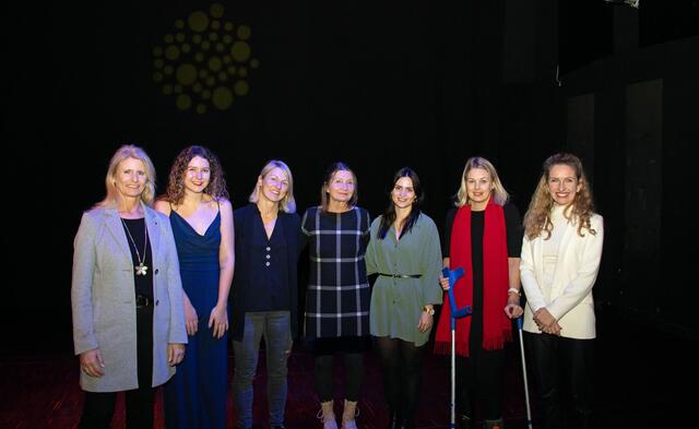 Landtagsabgeordnete Iris Zangerl-Walser, Förderpreisträgerin 2022 Laura
Hybner, Poetry-Slam-Preisträgerin 2022 Silke Gruber, Kulturstadträtin Uschi Schwarzl,
Förderpreisträgerin 2021 Tamara Stocker, Stadträtin Elisabeth Mayr und
Kulturamtsleiterin Isabelle Brandauer (v.l.n.r.) bei der Preisverleihung im Innsbrucker Brux. | Foto: IKM/F. Bär.
