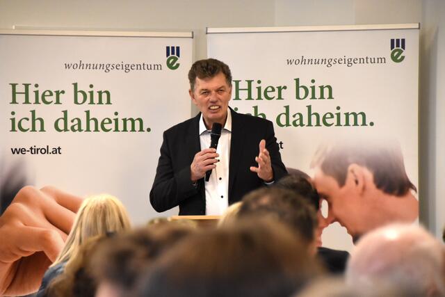 Walter Sojer, "Wohnungseigentum" WE, sprach im Rahmen der Schlüsselübergabe von einem "besonderen Tag".  | Foto: Barbara Fluckinger
