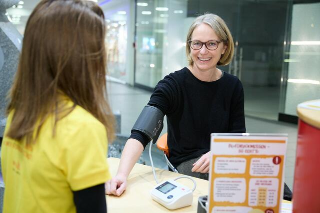 Viele Besucher nutzten das kostenlose Angebot der Blutdruckmessung und erhielten wertvolle Anregungen für die regelmäßige Selbstmessung zu Hause. Auch Penzings Bezirksvorsteherin Michaela Schüchner (SPÖ).  | Foto: WiG
